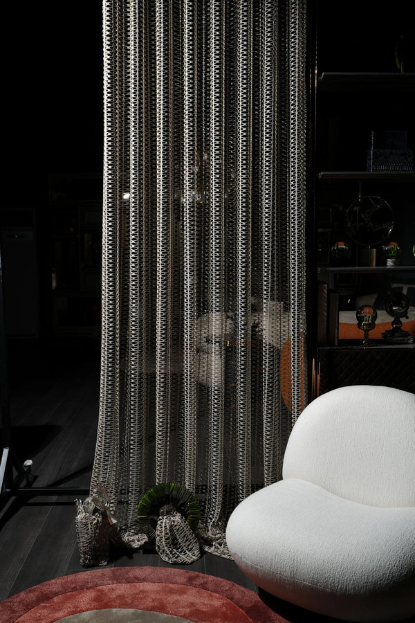 Discovery Tulle-Luxe Layering: Combining Drapes, Sheers, and Blinds for Maximum Elegance